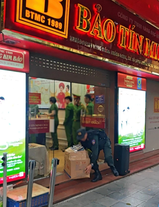 Bảo Tín Minh Châu ra thông báo quan trọng: Hé lộ "lý do" công an xuất hiện tại các cơ sở; chốt thời gian mở cửa đón khách trở lại Bảo Tín Minh Châu ra thông báo quan trọng: Hé lộ "lý do" công an xuất hiện tại các cơ sở; chốt thời gian mở cửa đón khách trở lại