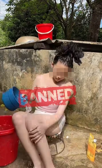 Bất chấp chỉ trích, hot girl "gái bản" vẫn ngang nhiên "tắm online", thậm chí còn thách thức ngược CĐM bằng những nội dung câu view rẻ tiền Bất chấp chỉ trích, hot girl "gái bản" vẫn ngang nhiên "tắm online", thậm chí còn thách thức ngược CĐM bằng những nội dung câu view rẻ tiền