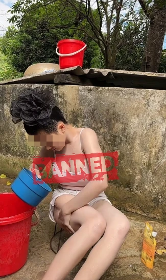 Bất chấp chỉ trích, hot girl "gái bản" vẫn ngang nhiên "tắm online", thậm chí còn thách thức ngược CĐM bằng những nội dung câu view rẻ tiền Bất chấp chỉ trích, hot girl "gái bản" vẫn ngang nhiên "tắm online", thậm chí còn thách thức ngược CĐM bằng những nội dung câu view rẻ tiền