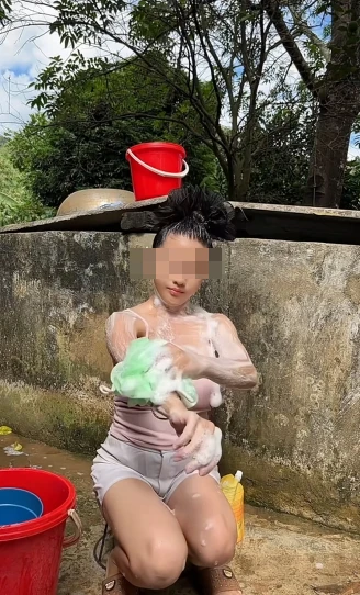 Bất chấp chỉ trích, hot girl "gái bản" vẫn ngang nhiên "tắm online", thậm chí còn thách thức ngược CĐM bằng những nội dung câu view rẻ tiền Bất chấp chỉ trích, hot girl "gái bản" vẫn ngang nhiên "tắm online", thậm chí còn thách thức ngược CĐM bằng những nội dung câu view rẻ tiền