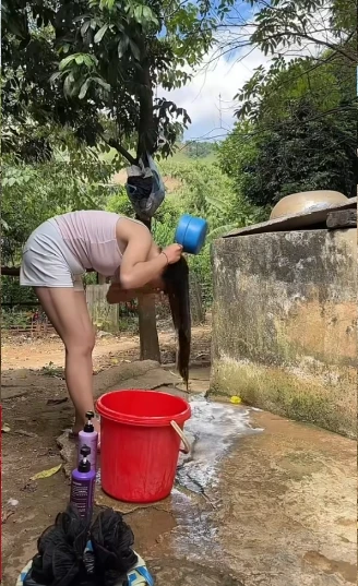 Bất chấp chỉ trích, hot girl "gái bản" vẫn ngang nhiên "tắm online", thậm chí còn thách thức ngược CĐM bằng những nội dung câu view rẻ tiền Bất chấp chỉ trích, hot girl "gái bản" vẫn ngang nhiên "tắm online", thậm chí còn thách thức ngược CĐM bằng những nội dung câu view rẻ tiền