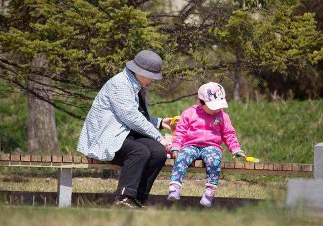 Bất hiếu kiểu mới: Khi cha mẹ trở thành nguồn tài chính cho con Bất hiếu kiểu mới: Khi cha mẹ trở thành nguồn tài chính cho con