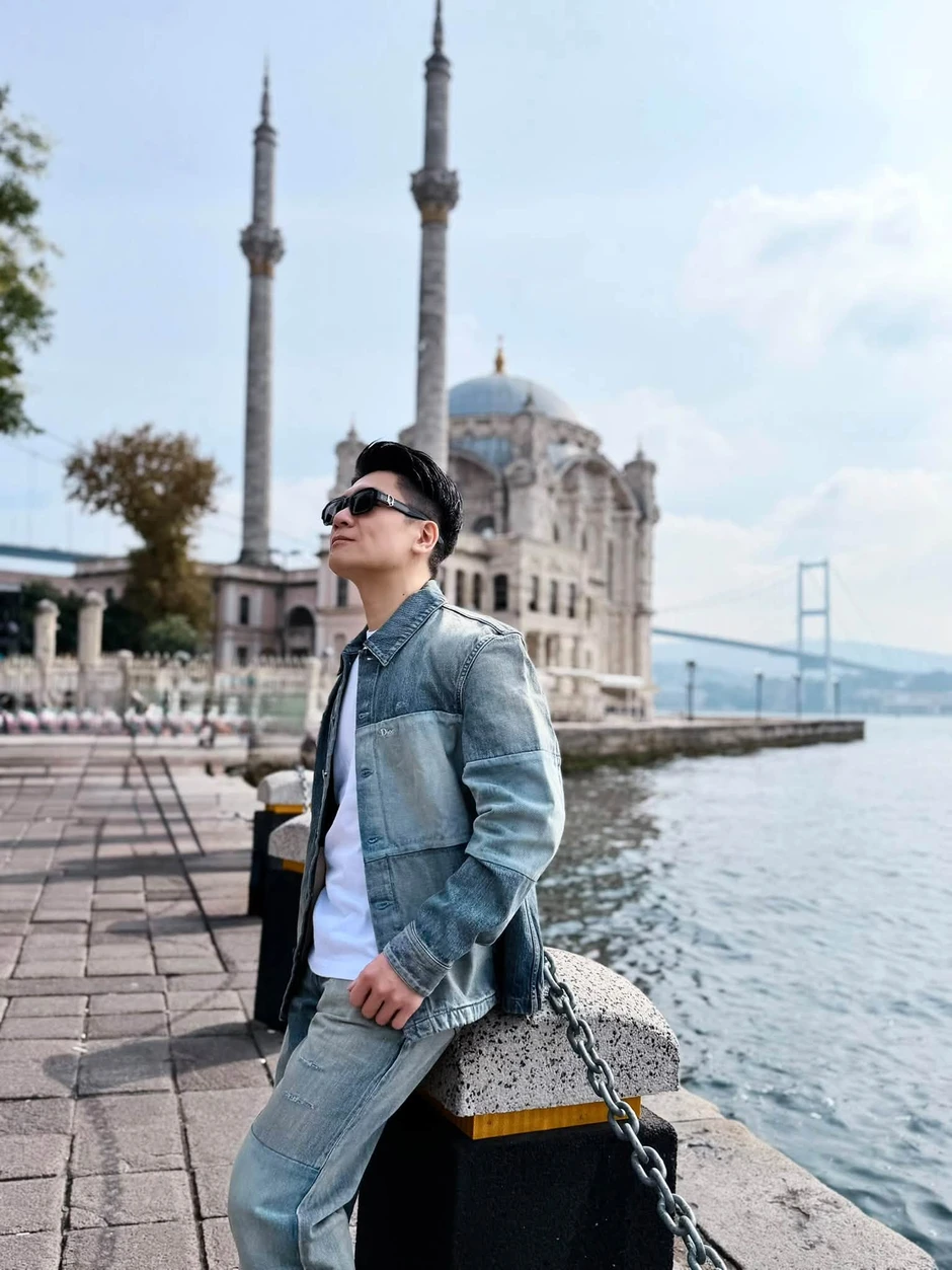 Bất ngờ cuộc sống đời thường của thiếu gia nghìn tỷ nhà bầu Hiển Bất ngờ cuộc sống đời thường của thiếu gia nghìn tỷ nhà bầu Hiển
