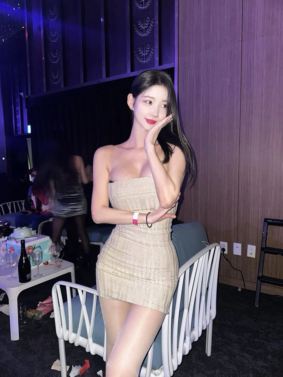 Bất ngờ ghé thăm Việt Nam, nữ DJ nổi tiếng khoe dáng bốc lửa, khiến fan tiếc "nháo nhào" săn chữ ký Bất ngờ ghé thăm Việt Nam, nữ DJ nổi tiếng khoe dáng bốc lửa, khiến fan tiếc "nháo nhào" săn chữ ký