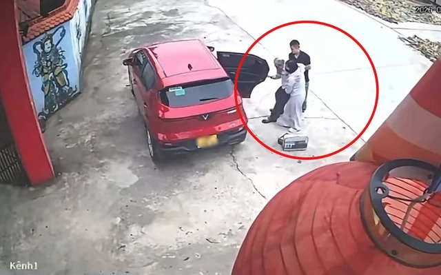 Bất ngờ hoàn cảnh của người con gái thuê taxi chở bố bỏ ở cổng chùa tại Hải Phòng Bất ngờ hoàn cảnh của người con gái thuê taxi chở bố bỏ ở cổng chùa tại Hải Phòng