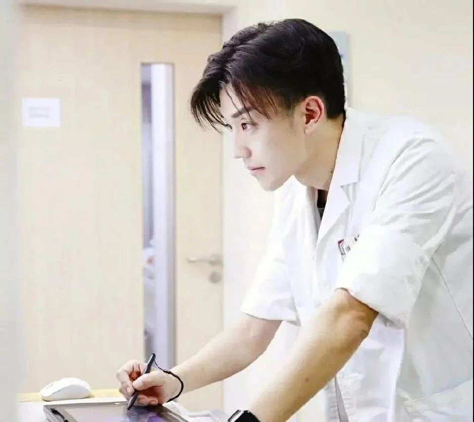 Bất ngờ với danh tính giám đốc Trung tâm Thẩm mỹ Y khoa, có 1,2 triệu follower trên mạng Bất ngờ với danh tính giám đốc Trung tâm Thẩm mỹ Y khoa, có 1,2 triệu follower trên mạng