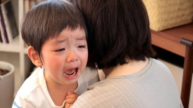 Bé 3 tuổi khóc cầu xin mẹ đừng bỏ đi vì lời nói đùa không đúng