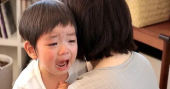 Bé 3 tuổi khóc cầu xin mẹ đừng bỏ đi vì lời nói đùa không đúng