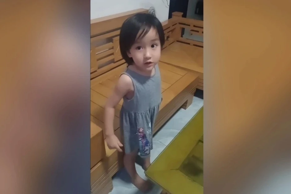 Bé gái 4 tuổi lập luận "cực gắt" với mẹ khi chị sắp bị đánh đòn Bé gái 4 tuổi lập luận "cực gắt" với mẹ khi chị sắp bị đánh đòn