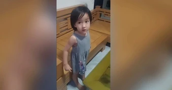 Bé gái 4 tuổi lập luận "cực gắt" với mẹ khi chị sắp bị đánh đòn
