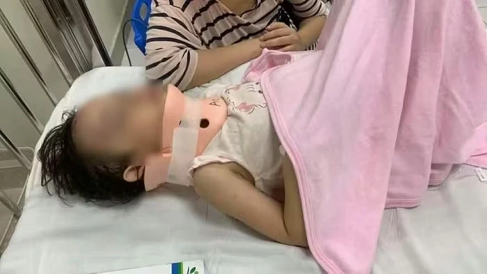 Bé gái bị xô ngã lộn cổ từ cầu trượt tại khu vui chơi chung cư ở Hà Nội Bé gái bị xô ngã lộn cổ từ cầu trượt tại khu vui chơi chung cư ở Hà Nội