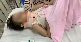 Bé gái bị xô ngã lộn cổ từ cầu trượt tại khu vui chơi chung cư ở Hà Nội