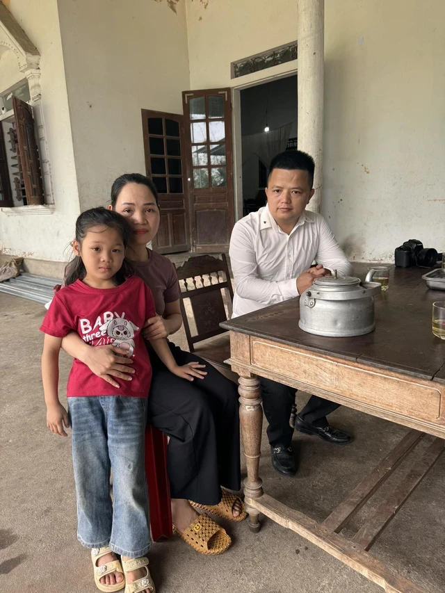 Bé gái mồ côi cha ngồi bán rau ở đường khiến nhiều người nghẹn lòng: Diễn biến không ngờ sau đó Bé gái mồ côi cha ngồi bán rau ở đường khiến nhiều người nghẹn lòng: Diễn biến không ngờ sau đó