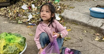 Bé gái mồ côi cha ngồi bán rau ở đường khiến nhiều người nghẹn lòng: Diễn biến không ngờ sau đó