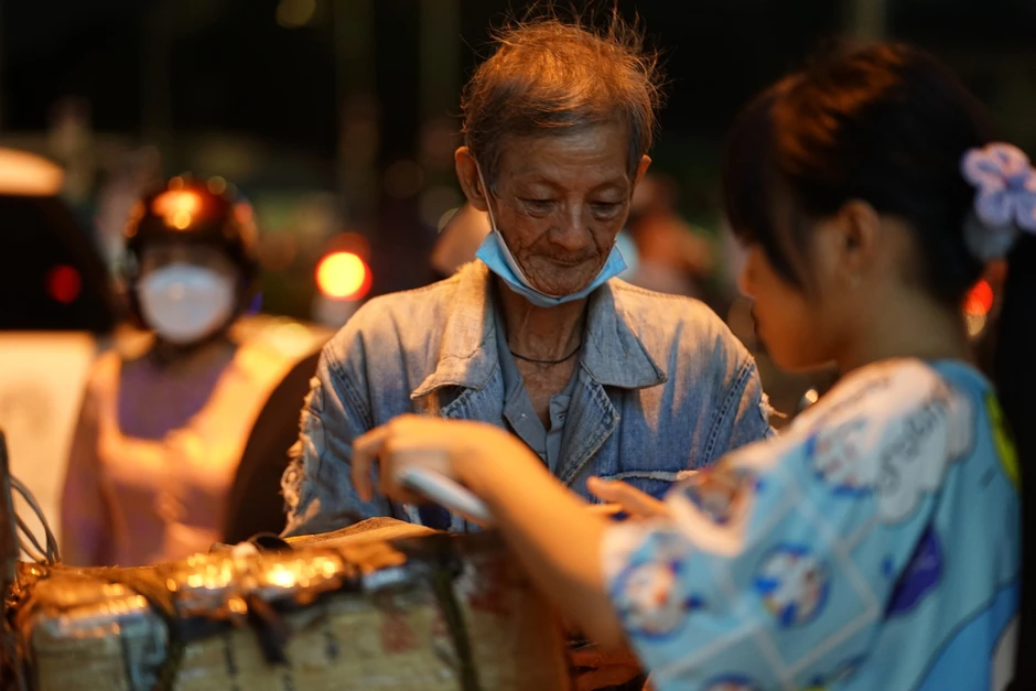 Bé gái ngày ngày theo ông ngoại nhặt ve chai, bán vé số ở TP.HCM: Cuốn vở vẽ trên tay khiến nhiều người nghẹn lòng Bé gái ngày ngày theo ông ngoại nhặt ve chai, bán vé số ở TP.HCM: Cuốn vở vẽ trên tay khiến nhiều người nghẹn lòng