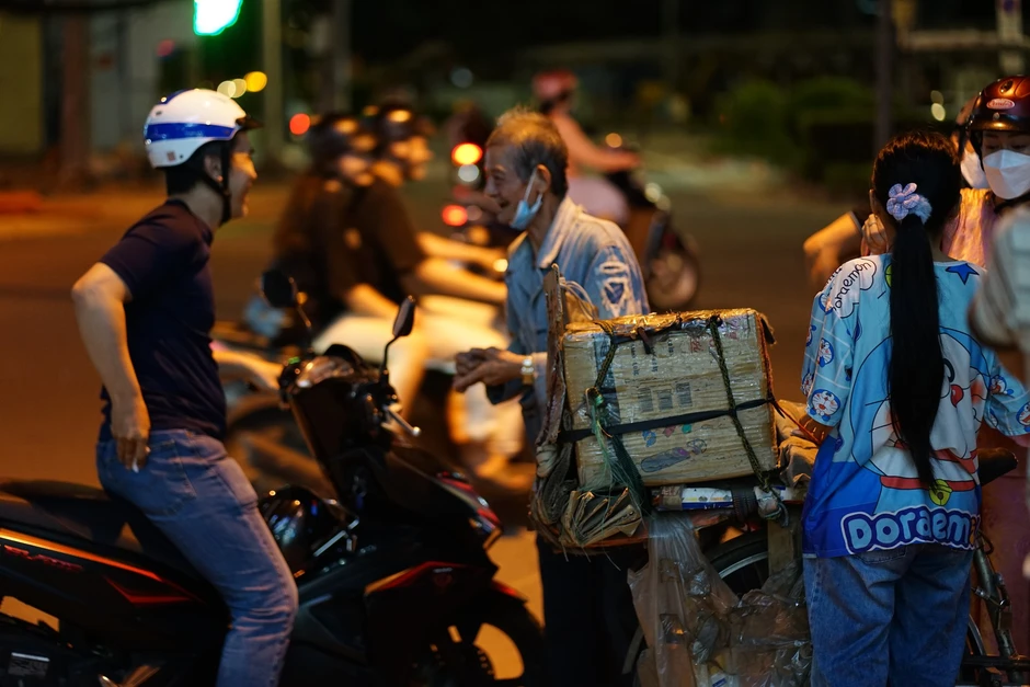 Bé gái ngày ngày theo ông ngoại nhặt ve chai, bán vé số ở TP.HCM: Cuốn vở vẽ trên tay khiến nhiều người nghẹn lòng Bé gái ngày ngày theo ông ngoại nhặt ve chai, bán vé số ở TP.HCM: Cuốn vở vẽ trên tay khiến nhiều người nghẹn lòng