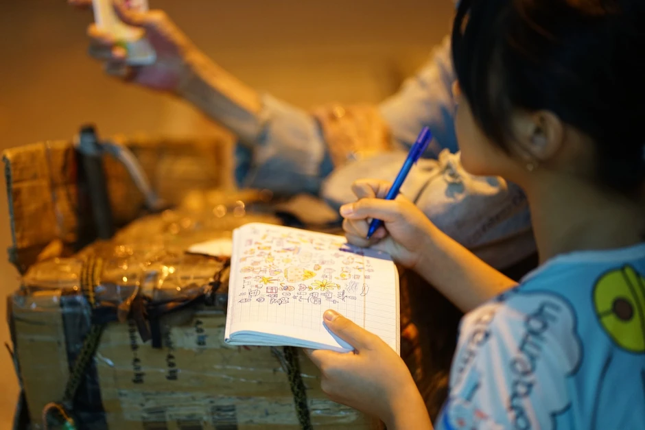 Bé gái ngày ngày theo ông ngoại nhặt ve chai, bán vé số ở TP.HCM: Cuốn vở vẽ trên tay khiến nhiều người nghẹn lòng Bé gái ngày ngày theo ông ngoại nhặt ve chai, bán vé số ở TP.HCM: Cuốn vở vẽ trên tay khiến nhiều người nghẹn lòng