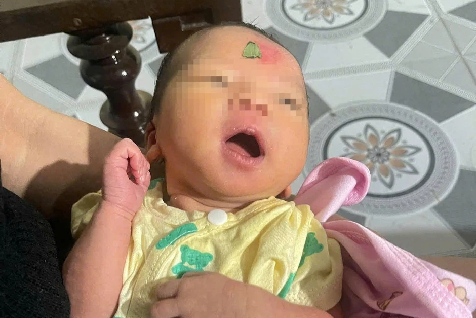 Bé gái sơ sinh bị bỏ rơi cùng lá thư ghi 'người mẹ bất hạnh' Bé gái sơ sinh bị bỏ rơi cùng lá thư ghi 'người mẹ bất hạnh'