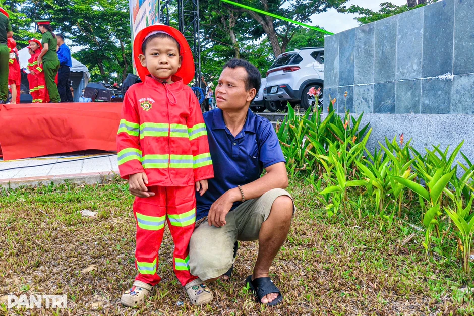 Bé trai 8 tuổi, 8 năm ở bệnh viện và lần đầu được chạm tay vào ước mơ Bé trai 8 tuổi, 8 năm ở bệnh viện và lần đầu được chạm tay vào ước mơ