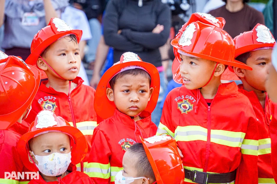 Bé trai 8 tuổi, 8 năm ở bệnh viện và lần đầu được chạm tay vào ước mơ Bé trai 8 tuổi, 8 năm ở bệnh viện và lần đầu được chạm tay vào ước mơ