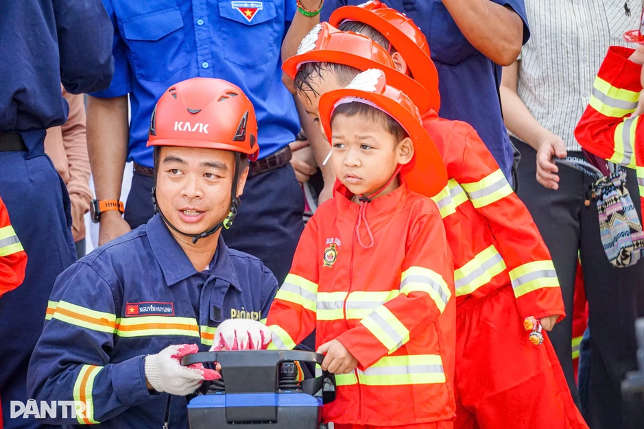 Bé trai 8 tuổi, 8 năm ở bệnh viện và lần đầu được chạm tay vào ước mơ Bé trai 8 tuổi, 8 năm ở bệnh viện và lần đầu được chạm tay vào ước mơ