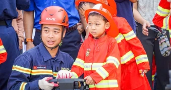 Bé trai 8 tuổi, 8 năm ở bệnh viện và lần đầu được chạm tay vào ước mơ