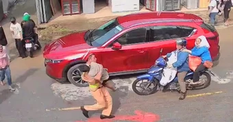 Bé trai bị điện giật tại lễ hội té nước ở Lai Châu, một chiến sĩ CSGT lao vào dòng người gây xúc động