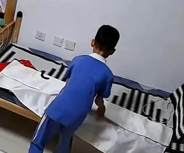 Bé trai bị "kim vô hình" từ 1 chiếc chăn đâm khắp người, cha mẹ hoảng loạn, gỡ mãi không hết Bé trai bị "kim vô hình" từ 1 chiếc chăn đâm khắp người, cha mẹ hoảng loạn, gỡ mãi không hết