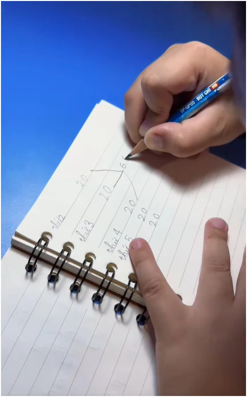 Bé trai lớp 1 ở TP.HCM gây sốt với series tiêu 20K mẹ cho, có sổ ghi chép chi tiêu theo ngày Bé trai lớp 1 ở TP.HCM gây sốt với series tiêu 20K mẹ cho, có sổ ghi chép chi tiêu theo ngày