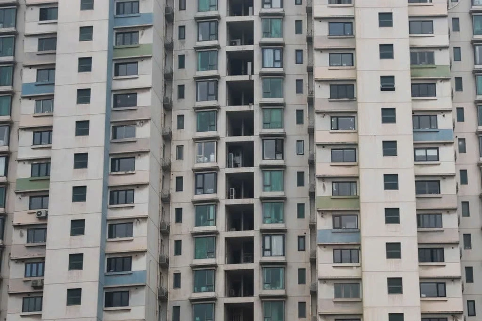Bé trai Trung Quốc trèo cửa sổ đợi mẹ, rơi từ tầng 11 vẫn sống sót kỳ diệu Bé trai Trung Quốc trèo cửa sổ đợi mẹ, rơi từ tầng 11 vẫn sống sót kỳ diệu
