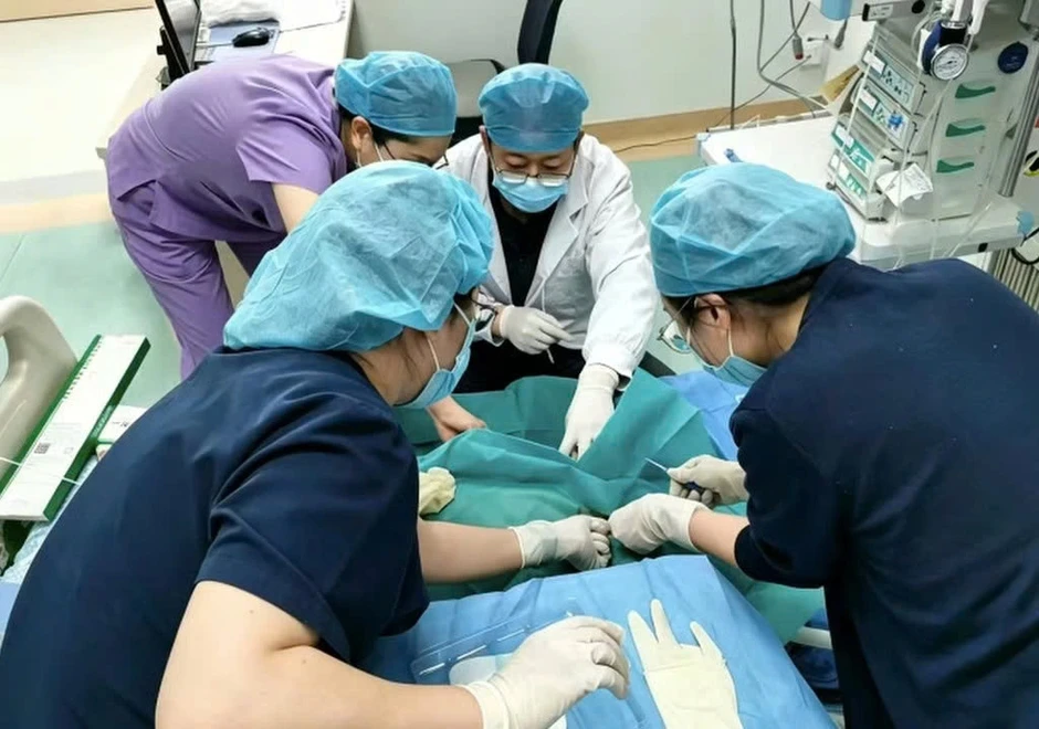 Bé trai Trung Quốc trèo cửa sổ đợi mẹ, rơi từ tầng 11 vẫn sống sót kỳ diệu Bé trai Trung Quốc trèo cửa sổ đợi mẹ, rơi từ tầng 11 vẫn sống sót kỳ diệu