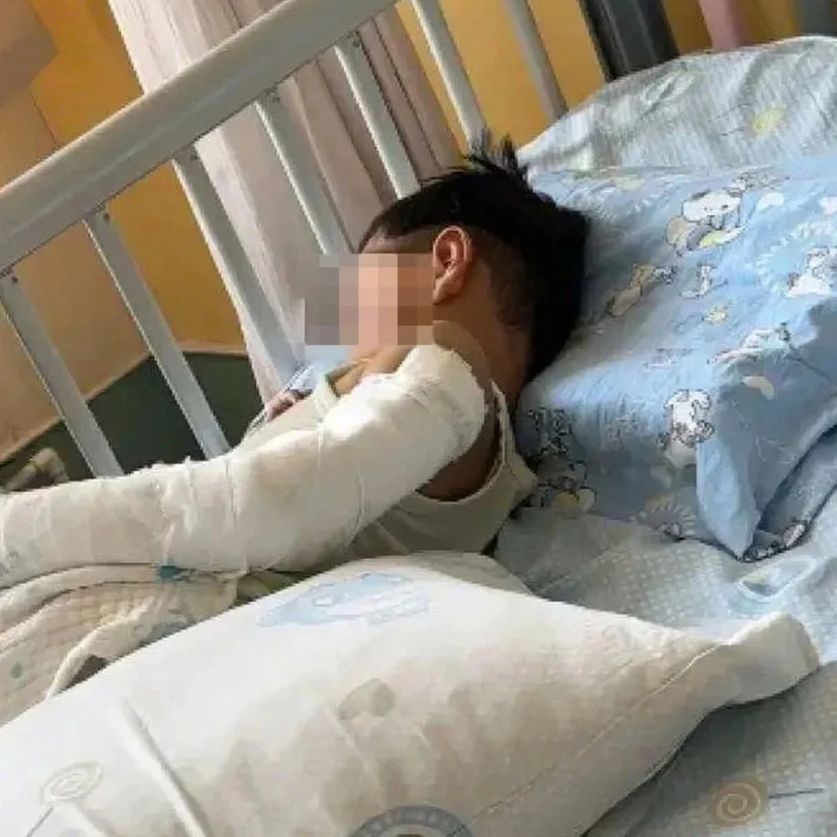 Bé trai Trung Quốc trèo cửa sổ đợi mẹ, rơi từ tầng 11 vẫn sống sót kỳ diệu Bé trai Trung Quốc trèo cửa sổ đợi mẹ, rơi từ tầng 11 vẫn sống sót kỳ diệu