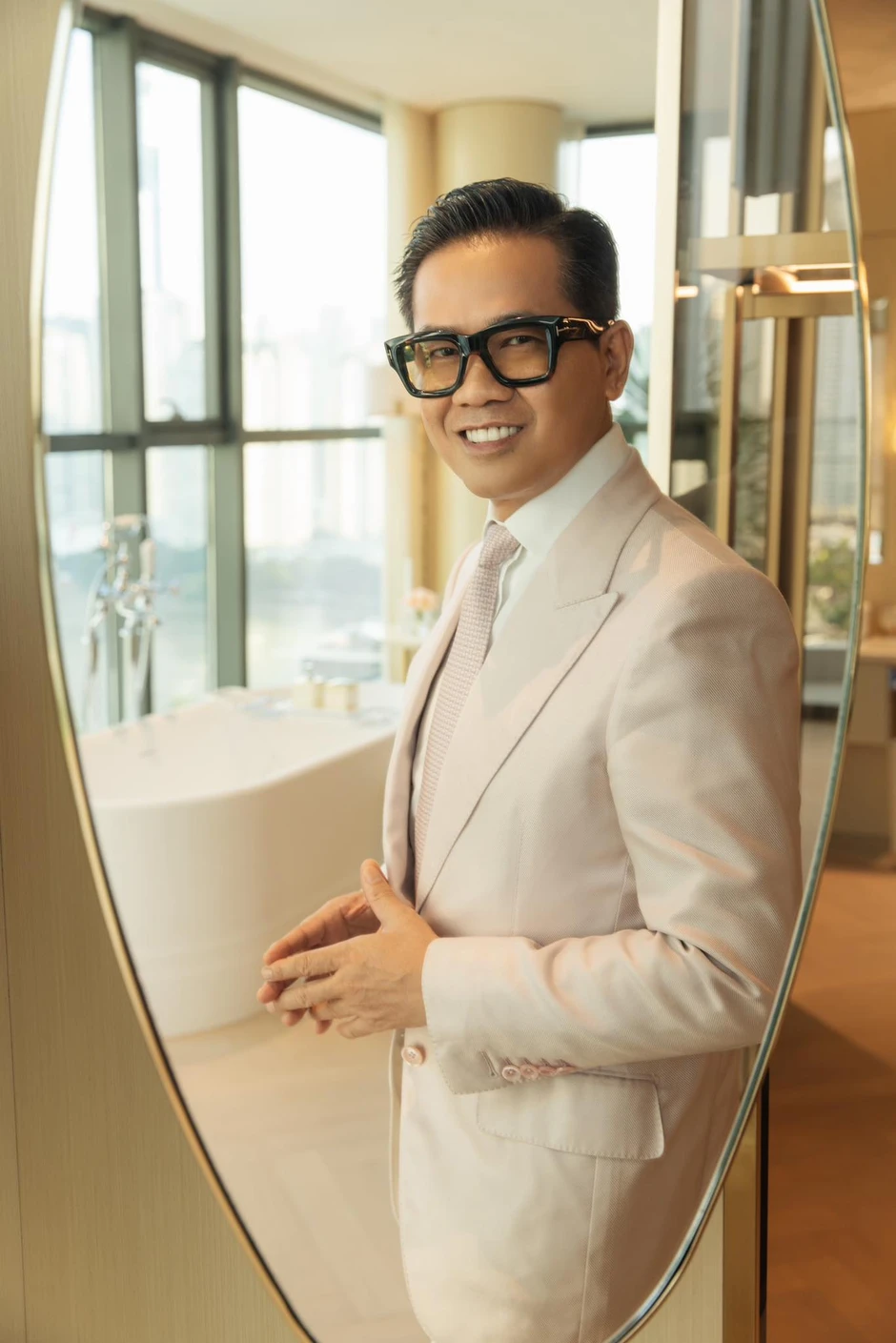 Bên trong khu dinh thự ở TP.HCM nơi NTK Thái Công tổ chức những bữa tiệc kín trước khi “biến mất” trên mạng Bên trong khu dinh thự ở TP.HCM nơi NTK Thái Công tổ chức những bữa tiệc kín trước khi “biến mất” trên mạng
