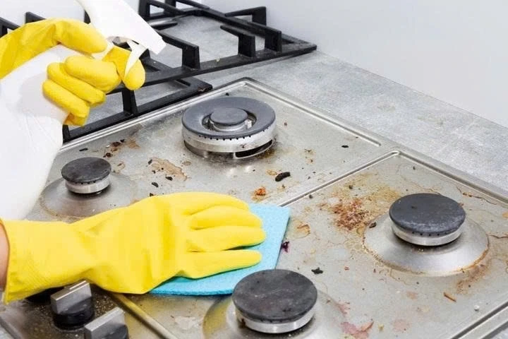 Bếp dính đầy dầu mỡ: Những cách đơn giản giúp bạn xử lý trong vài phút Bếp dính đầy dầu mỡ: Những cách đơn giản giúp bạn xử lý trong vài phút