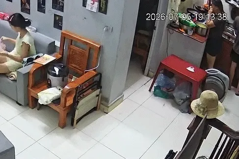 Bếp gas bất ngờ bùng lửa mạnh, người phụ nữ Hà Nội hốt hoảng bỏ chạy Bếp gas bất ngờ bùng lửa mạnh, người phụ nữ Hà Nội hốt hoảng bỏ chạy