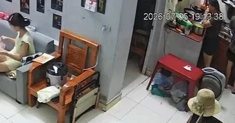 Bếp gas bất ngờ bùng lửa mạnh, người phụ nữ Hà Nội hốt hoảng bỏ chạy