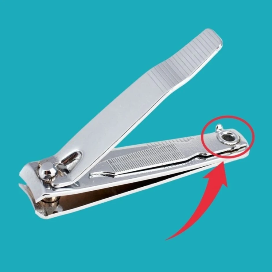 Bí ẩn chiếc lỗ nhỏ trên đồ bấm móng tay