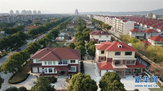 Bí ẩn ngôi làng nghèo bỗng chốc "phất lên" nhờ quyết định táo bạo, xây được khách sạn chọc trời cao 328m, đúc tượng bò bằng vàng nặng 1 tấn
