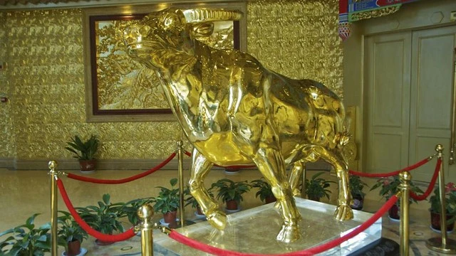 Bí ẩn ngôi làng nghèo bỗng chốc "phất lên" nhờ quyết định táo bạo, xây được khách sạn chọc trời cao 328m, đúc tượng bò bằng vàng nặng 1 tấn