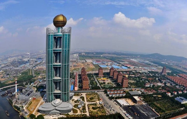 Bí ẩn ngôi làng nghèo bỗng chốc "phất lên" nhờ quyết định táo bạo, xây được khách sạn chọc trời cao 328m, đúc tượng bò bằng vàng nặng 1 tấn