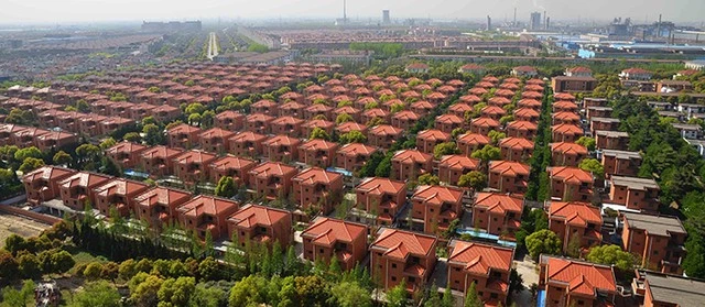 Bí ẩn ngôi làng nghèo bỗng chốc "phất lên" nhờ quyết định táo bạo, xây được khách sạn chọc trời cao 328m, đúc tượng bò bằng vàng nặng 1 tấn