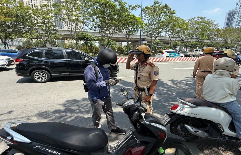 Bị CSGT TP.HCM bắn tốc độ, nhiều người ngỡ ngàng vì 'lỡ tăng ga' tuyến đường đẹp Bị CSGT TP.HCM bắn tốc độ, nhiều người ngỡ ngàng vì 'lỡ tăng ga' tuyến đường đẹp