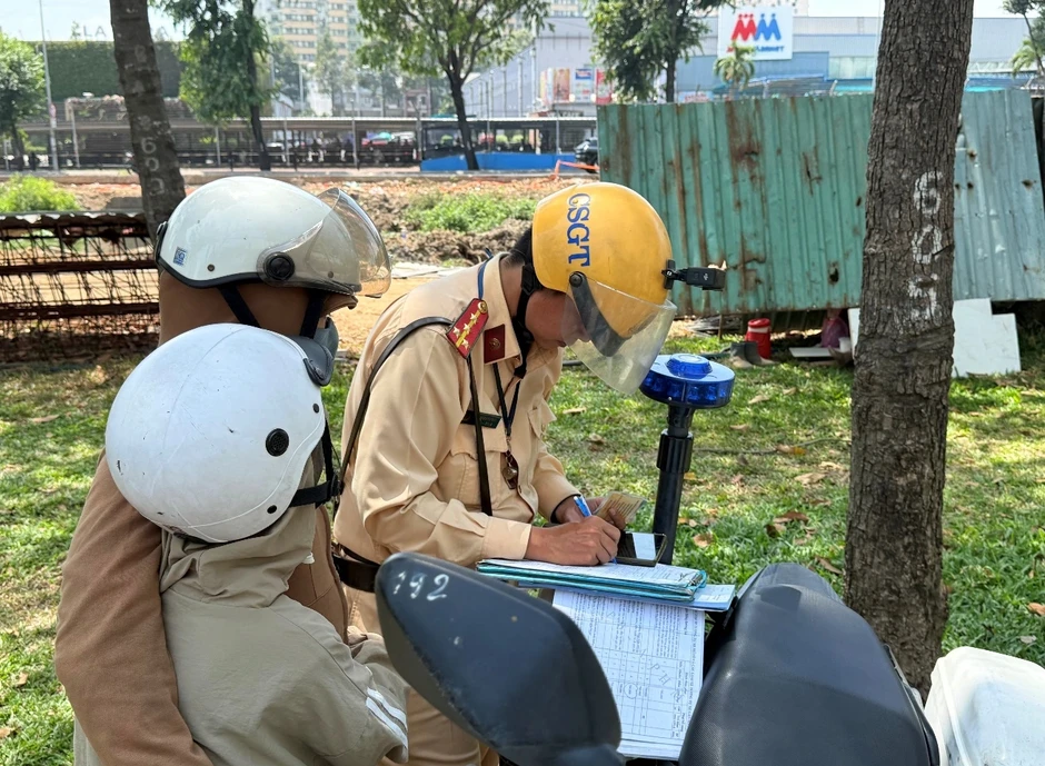 Bị CSGT TP.HCM bắn tốc độ, nhiều người ngỡ ngàng vì 'lỡ tăng ga' tuyến đường đẹp Bị CSGT TP.HCM bắn tốc độ, nhiều người ngỡ ngàng vì 'lỡ tăng ga' tuyến đường đẹp