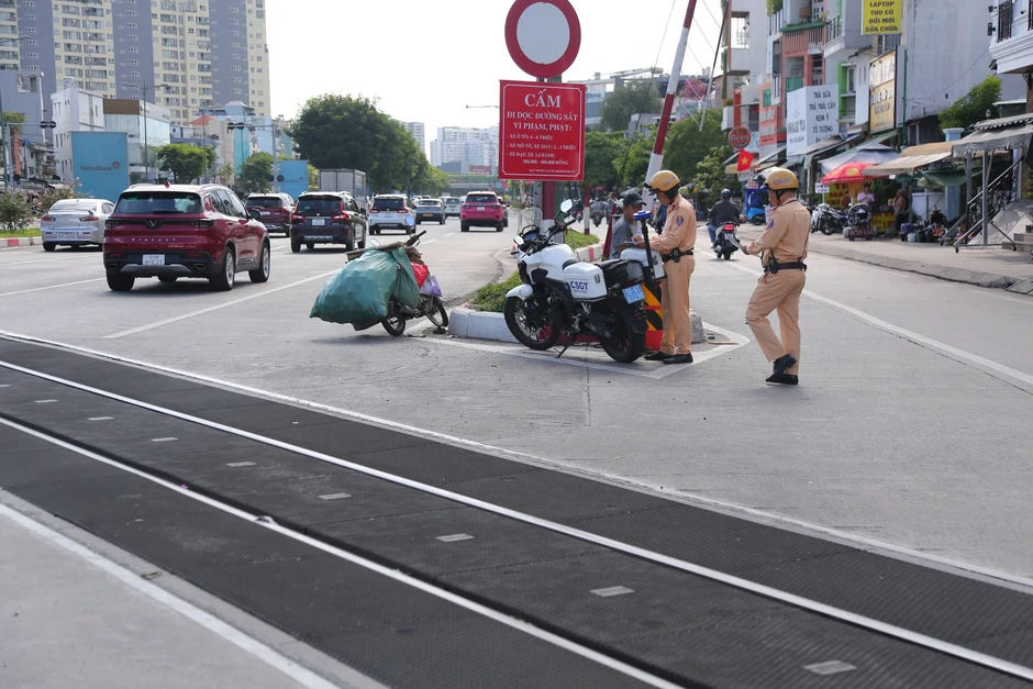 Bị CSGT TP.HCM thổi phạt, nhiều người ngỡ ngàng mới biết mình mắc lỗi này Bị CSGT TP.HCM thổi phạt, nhiều người ngỡ ngàng mới biết mình mắc lỗi này