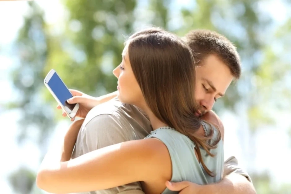 Bị kết án ngoại tình vì 'like dạo' Bị kết án ngoại tình vì 'like dạo'