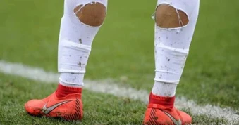Bí mật phía sau những đôi tất "thủng lỗ chỗ" của cầu thủ tại World Cup