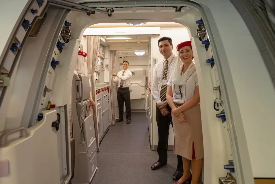 Bí mật sau việc cúi chào của tiếp viên ở cửa máy bay, nhiều người không biết Bí mật sau việc cúi chào của tiếp viên ở cửa máy bay, nhiều người không biết