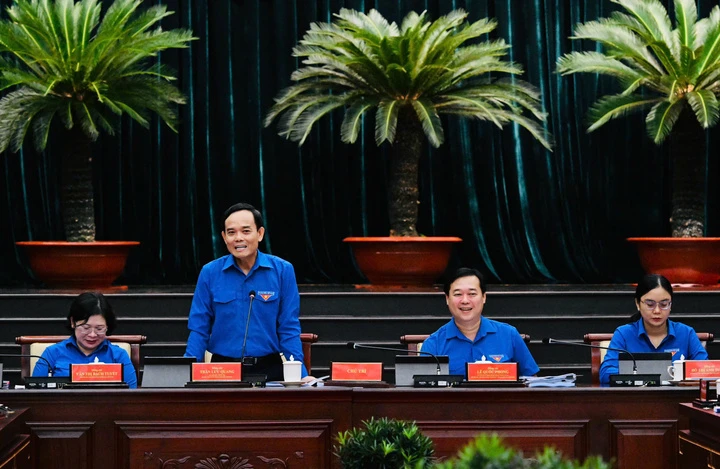 Bí thư Thành ủy TP.HCM Trần Lưu Quang ôm đàn, hát tặng thanh niên