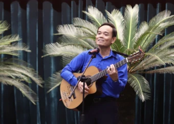 Bí thư Thành ủy TP.HCM Trần Lưu Quang ôm đàn, hát tặng thanh niên