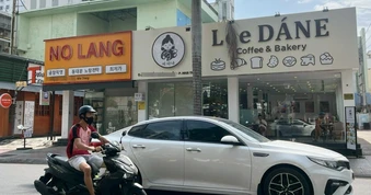 Biển quảng cáo sử dụng tiếng nước ngoài "lấn át" tiếng Việt ở Nha Trang